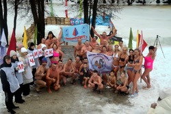 Массовый заплыв в ледяной проруби совершили мичуринские моржи