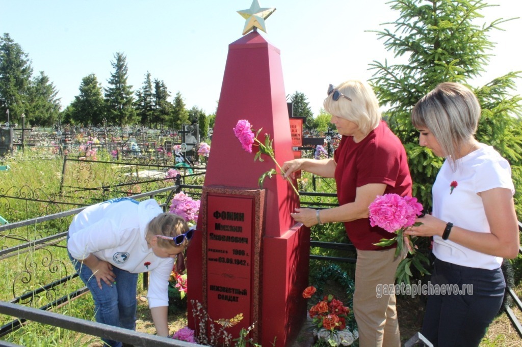 Волонтёры возложили цветы на могилу героя-земляка