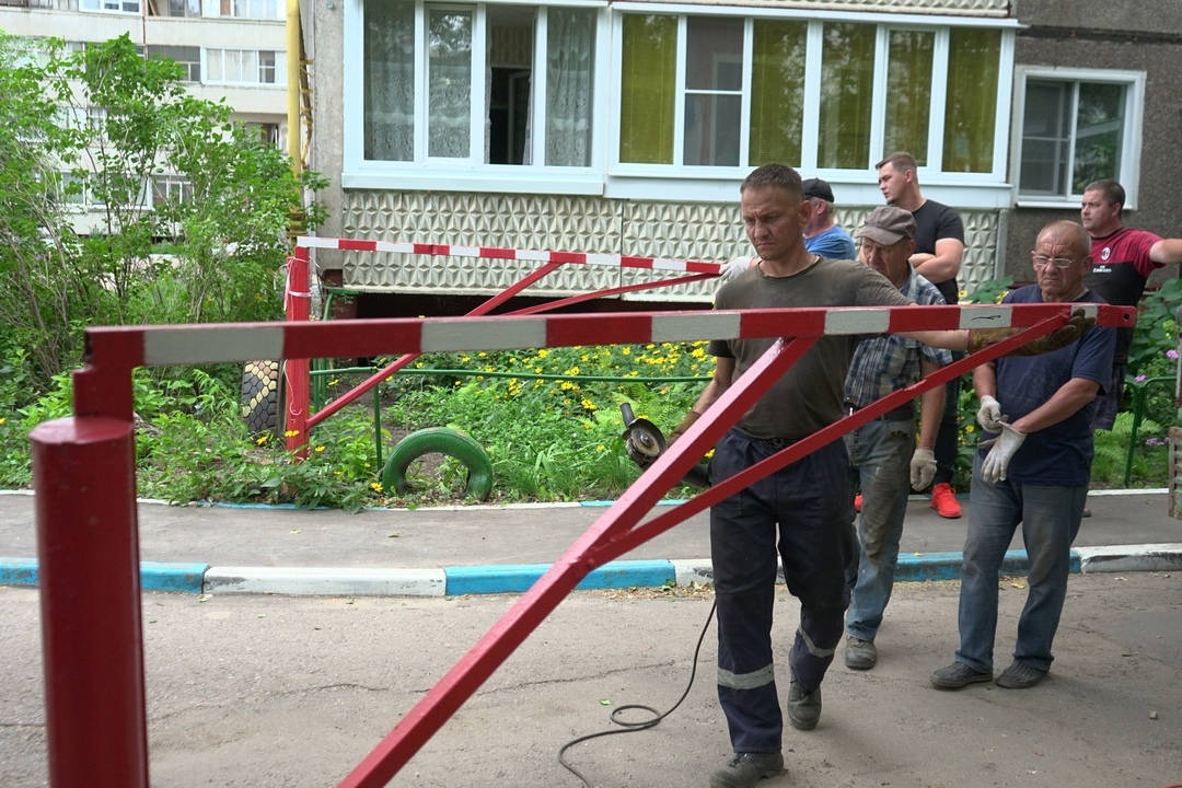Демонтировать шлагбаум. Шлагбаум во дворе. правила благоустройства тамбов. мичуринская 102 тамбов. мичуринская 199 тамбов.