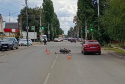 Пьяный мопедист влетел в легковушку и оказался в больнице