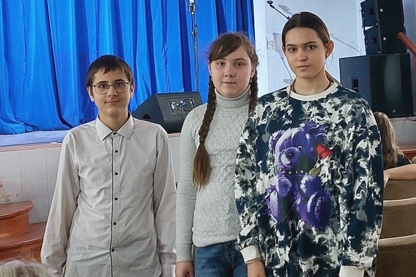 Дмитрий Зимарин, Виктория Новикова и Виктория Чернецкая (Центр «Гармония»)