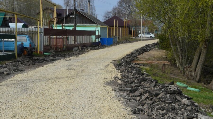 Село Мескеты новый асфальт. Село Фатеево ремонт дороги на улице Заречной. От Петровска до Аткарска дорогу починили. Самоследов т. улица в селе Ремонтном.