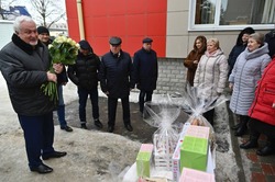 Депутаты областной Думы поздравили сотрудниц Дома ребёнка с наступающим 8 Марта