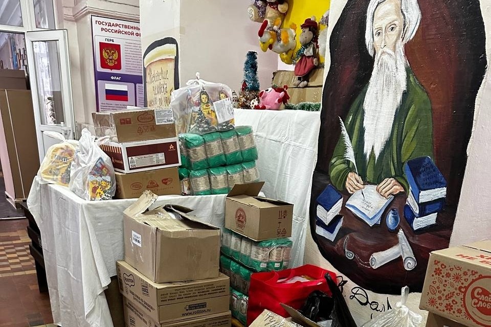 В луганское образовательное учреждение передали и продукты питания для местных жителей