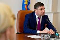 Евгений Первышов поручил региональному минздраву разработать программу наставничества для молодых специалистов