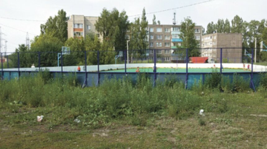 Заросли травы и мусор вокруг спортивной площадки на ул. Автозаводской