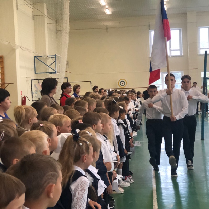 Патриотическая линейка в школе. Патриотическая линейка в школе. Поднятие флага в школе. Патриотические линейки в школах. Патриотическая линейка в школе.