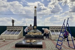 Евгений Первышов поручил привести в порядок мемориалы героев до Дня Победы