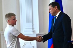 Парню, спасшему ребёнка из горящего дома в Пичаеве, вручили награду 