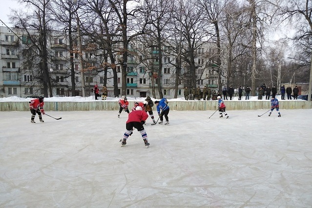 Хоккейный матч на ледовой площадке в посёлке Первомайское