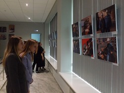 На АО «Пигмент» открылась фотовыставка, посвящённая наставникам предприятия