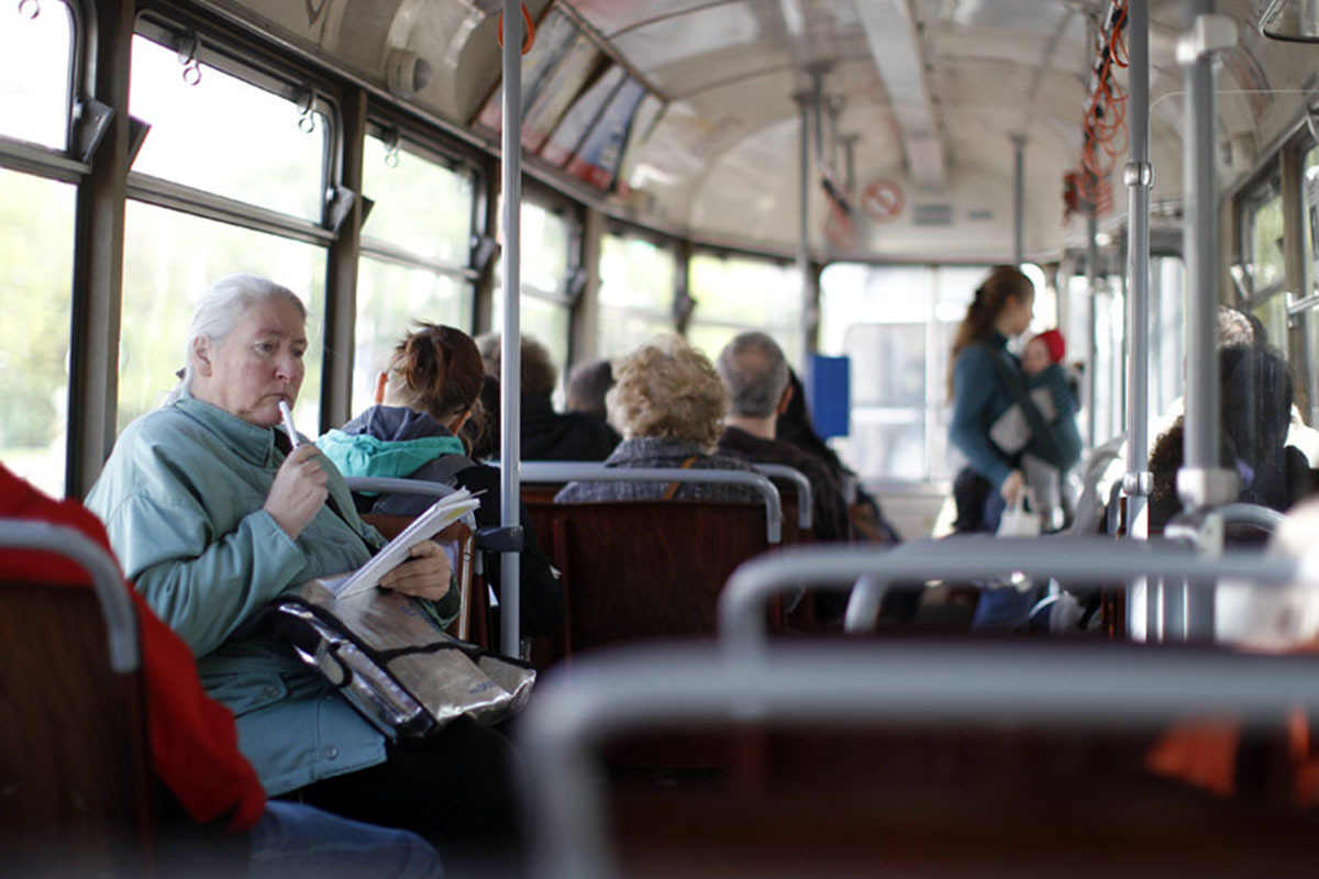 Бесплатный проезд для участников сво. Пенсионеры в автобусе. Автобус. Пожилые люди в общественном транспорте. Люди в трамвае.