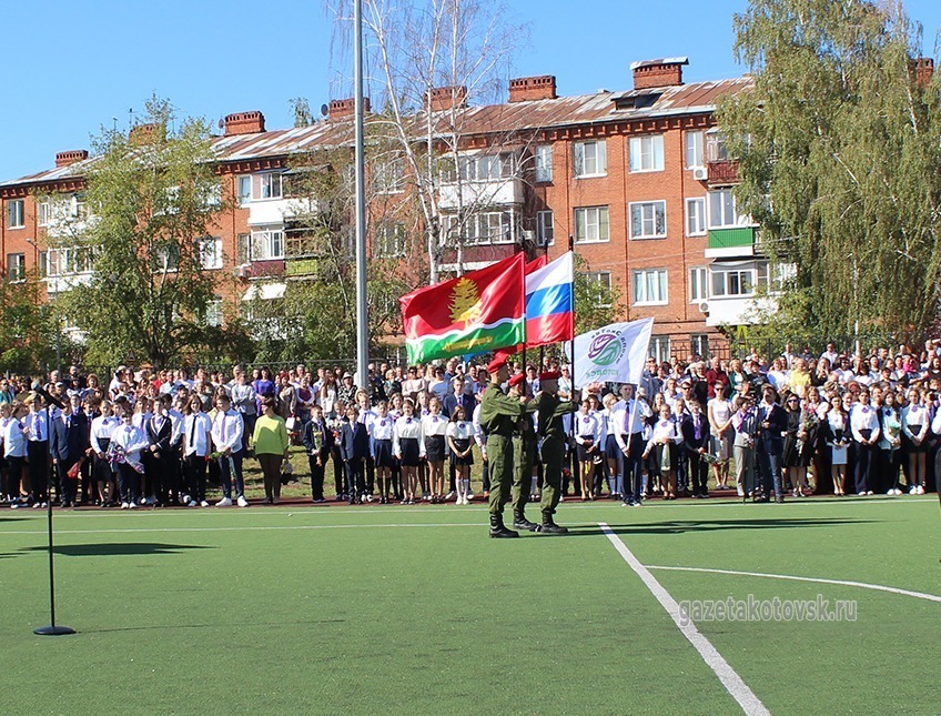 Реют флаги России, Тамбовской области и Котовск на торжественной линейке в школе-ЭКОТЕХ