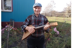 Пенсионер из Гавриловки получил балалайку от передачи «Поле чудес»