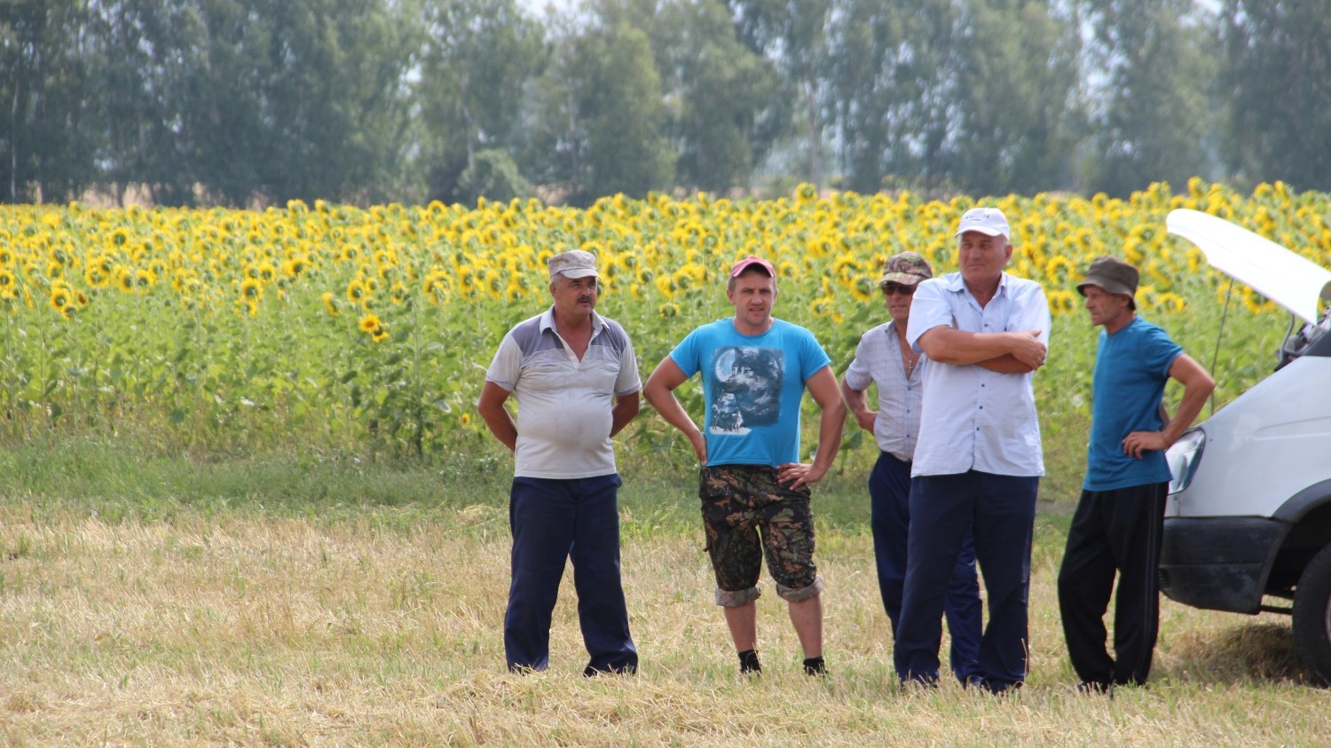 Руководитель ООО «Нащёкино» Лев Уткин с коллективом механизаторов на поле
