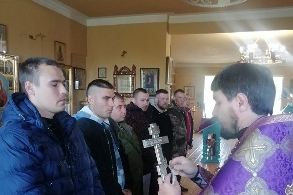 Настоятель Знаменского храма священник Александр Алмаев благословляет на благое дело и напутствует воинов