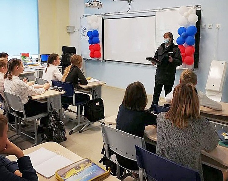 Наталия Козырева проводит встречу с учащимися школы-ЭКОТЕХ