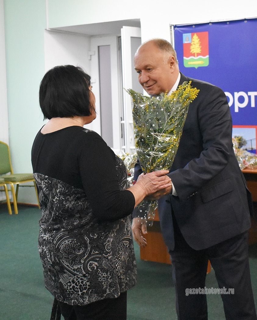 Алексей Плахотников вручает цветы жёнам и матерям защитников Родины