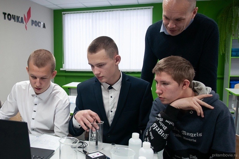 Учитель химии и биологии Дмитрий Меделяев с учениками девятого класса