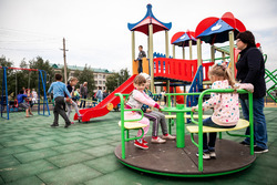 В посёлке Комсомолец установили современную детскую площадку