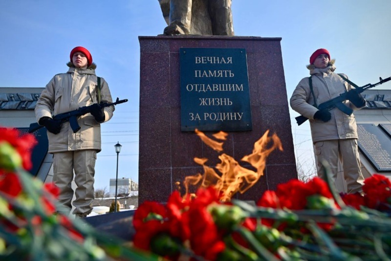 В Комсомольце зажгли Вечный огонь у памятника воинам Великой Отечественной войны