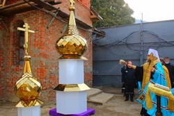 В тамбовской колонии установили купола на строящийся храм