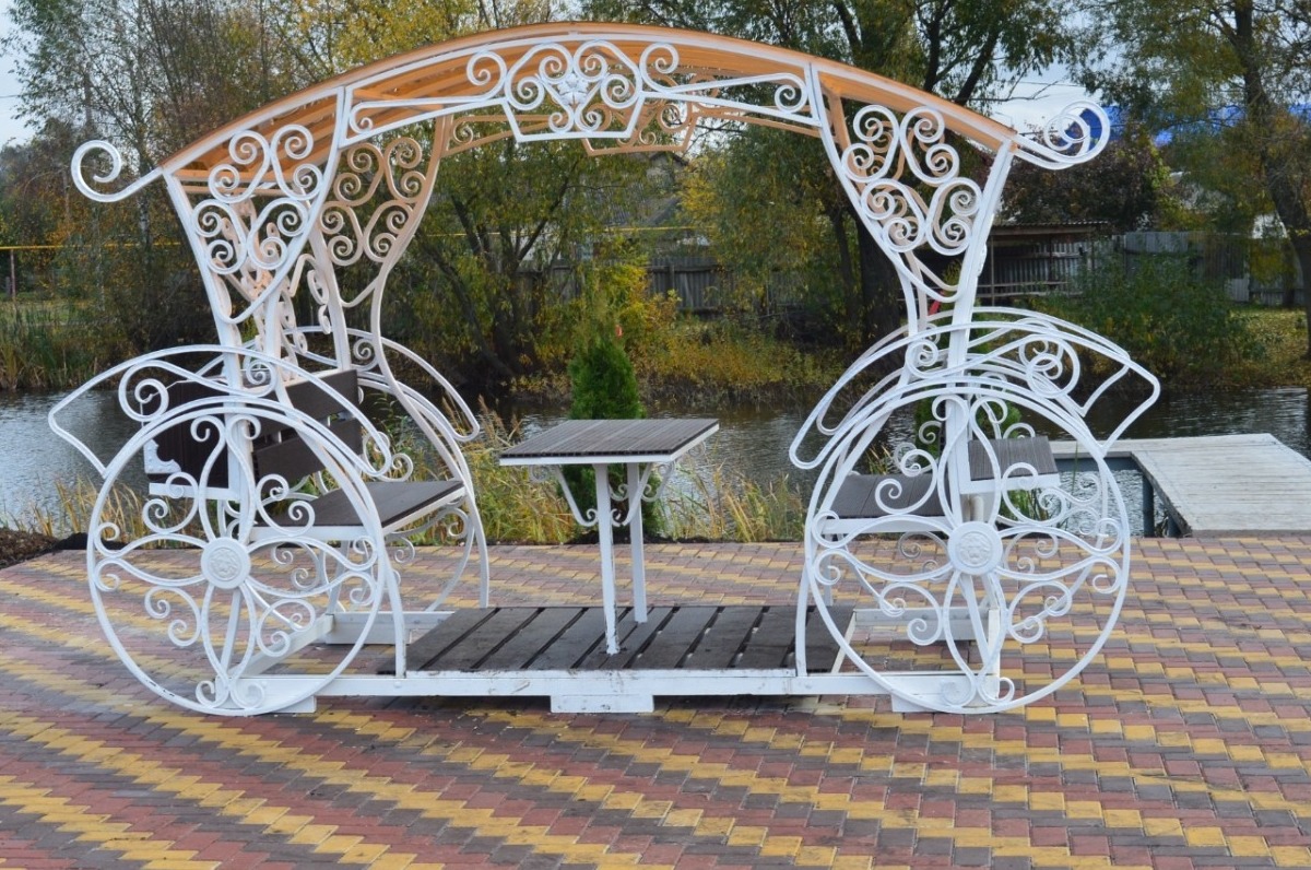 Карета-беседка в парке