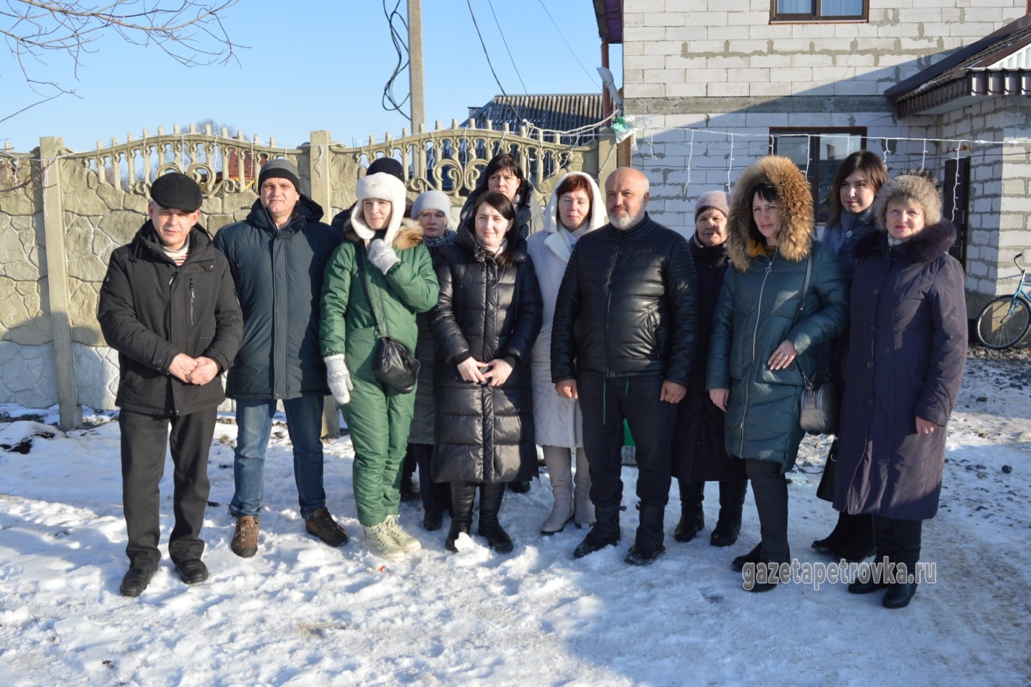 Участники семинара возле дома Бахридина Бобокулова в селе Петровском