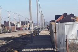 Единороссы добиваются переноса световых опор с тротуара микрорайона Майский