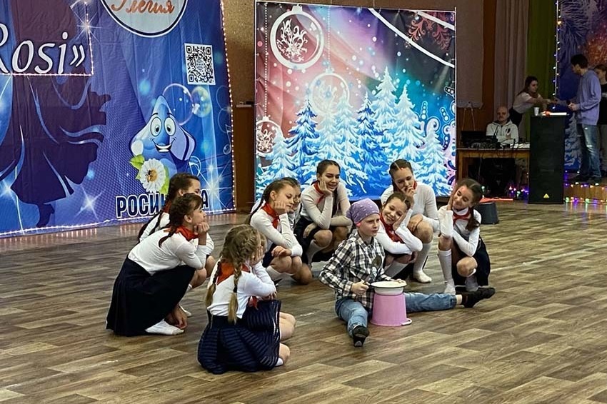 Коллектив «Багира» исполняет танец «Антошка»