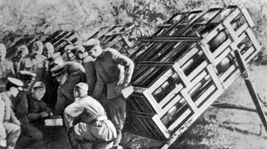 Бойцы у орудия «андрюша».