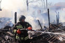 В Рассказове огонь уничтожил два сарая и повредил два автомобиля
