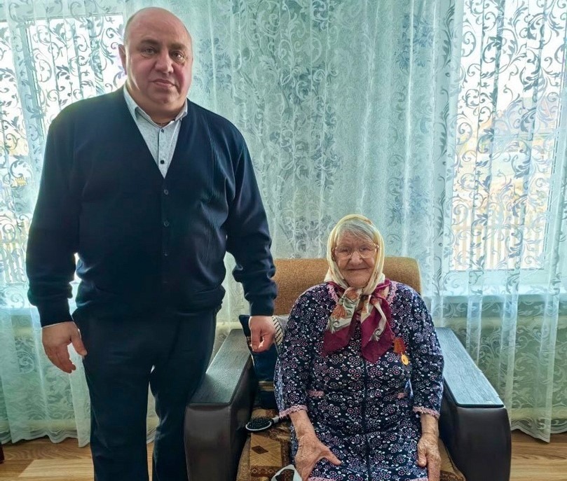 Игорь Кабаргин и труженица тыла Антонина Андреева