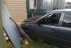 В Сосновке 19-летняя девушка угнала авто и снесла забор