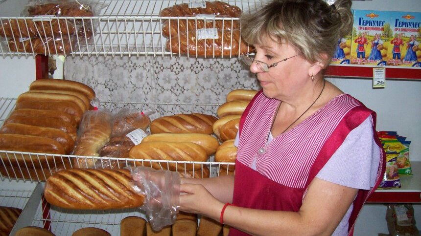 Люди в пекарне. Продавщица хлеба. Продавец батон. Пекарь с хлебом. Продавец батон.