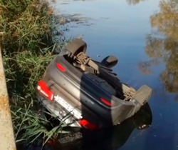В Сосновском округе машина упала в реку: водитель погиб