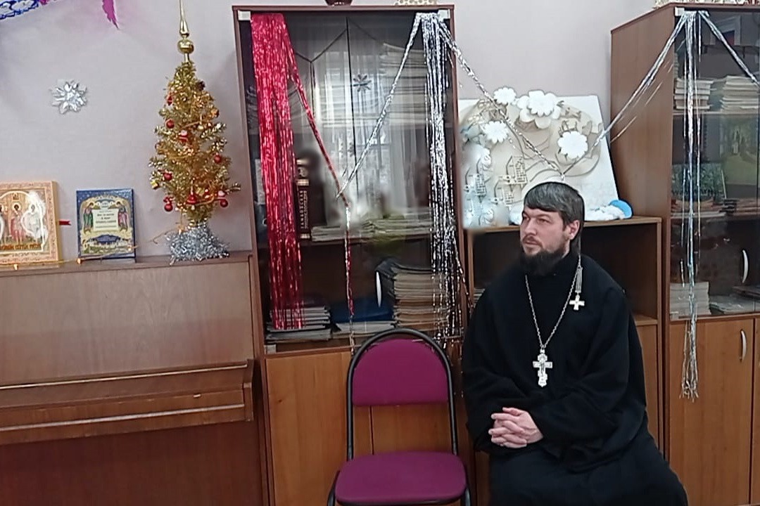 Настоятель Знаменского храма священник Александр Алмаев на Рождественском утреннике