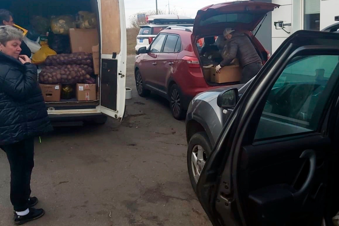 Груз оперативно перегрузили в автомобили курян