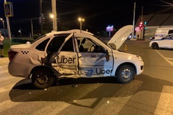 В Тамбове не поделили перекрёсток машина такси и внедорожник: пострадали две девушки