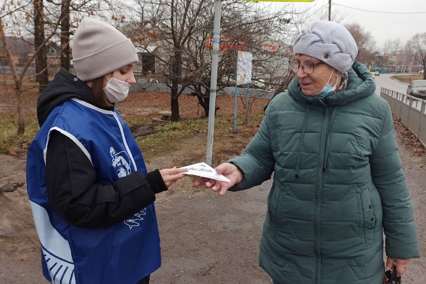 Письма-треугольники волонтёры вручали котовчанам разного возраста