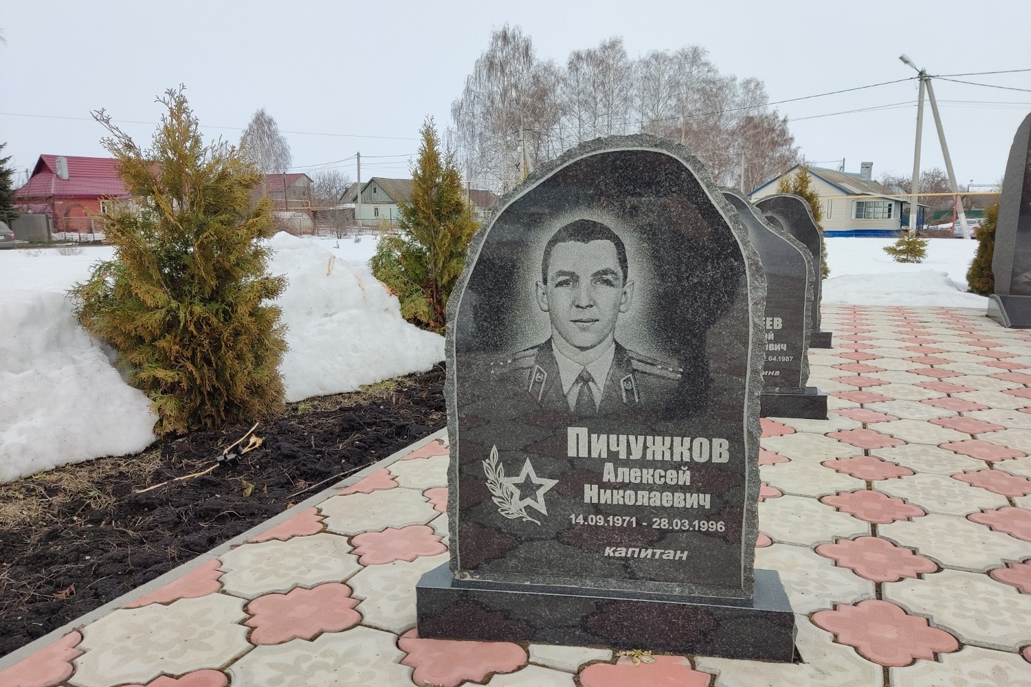 Памятник Алексею Пичужкову в селе Петровском