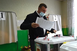 Губернатор Александр Никитин проголосовал в Мичуринске