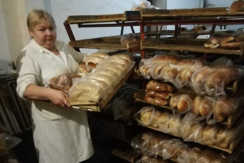 Людмила Капустина с готовым хлебом
