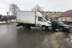 В Тамбове водитель легковушки пострадал при столкновении с «ГАЗелью»