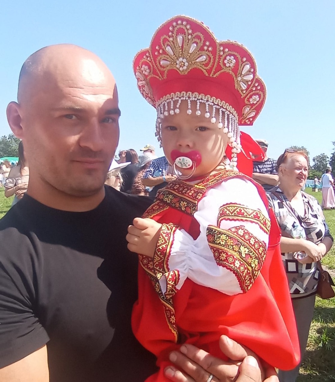 К нам прямо из сказки! Маленькой принцессе видно всё с высоты папиных рук  