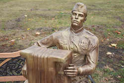 На Аллее Славы ТГУ установили необычный памятник советскому солдату