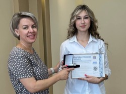 15-летнюю Карину Лазареву из Рассказова наградили за спасение утопающего