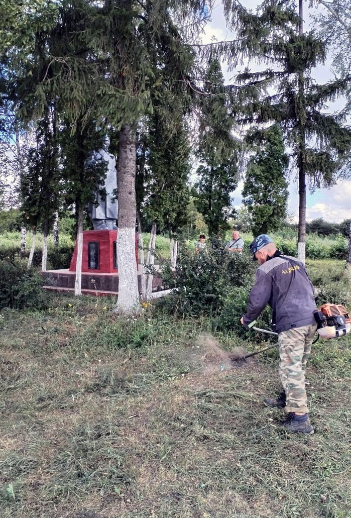 На территории, прилегающей к памятному месту в селе Никольское, окосили траву 