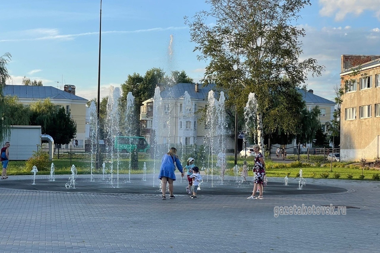 В жару радует фонтан в городском парке культуры