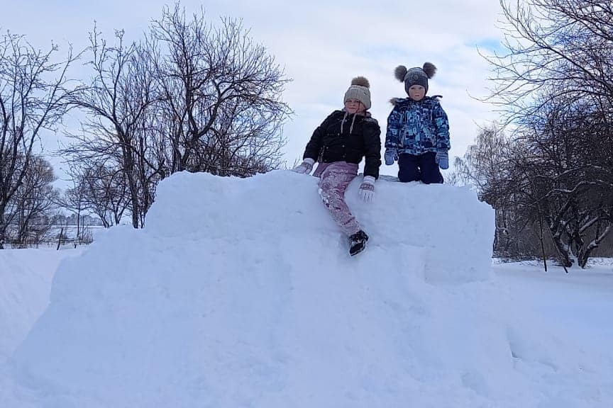 Юные инженеры Ярослав и Варвара Ермаковы  - строители снежных крепостей